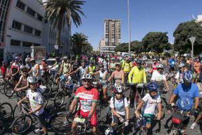 Varios miles de personas de todas las edades, tomaron la Avenida Marítima de Las Palmas de Gran Canaria que el ayuntamiento capitalino cortó en sentido norte-sur, para celebrar la Gran Fiesta de la Bicicleta.