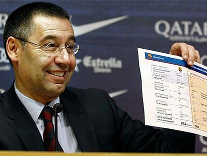 Bartomeu exhibe el documento con las cifras del traspaso de Neymar.