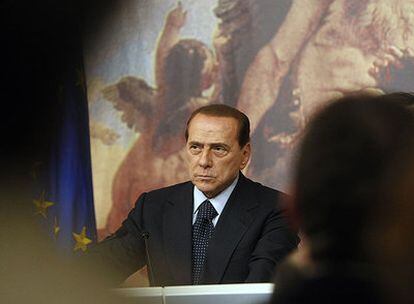 El primer ministro Silvio Berlusconi durante la conferencia de prensa tras la reunión del gabinete.