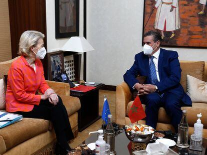 El primer ministro marroquí, Aziz Ajanuch, junto a la presidenta de la Comisión Europea, Ursula von der Leyen, este miércoles en Rabat.