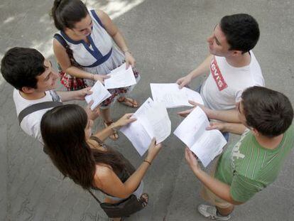 Alumnos de Bachillerato de excelencia recogen las notas de fin de curso. 