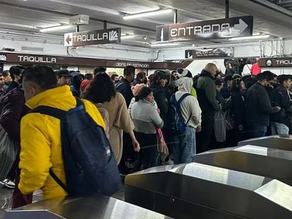 Cientos de personas esperan para abordar uno de los trenes de la línea 9 del metro, en Ciudad de México, este lunes, en una imagen compartida en redes sociales.