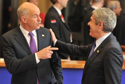 Los primeros ministros de Portugal, José Sócrates (derecha) y Grecia, Yorgos Papandreu, conversan en una cumbre en Bruselas.