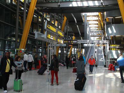 Interior de la terminal 4 del aeropuerto madrile&ntilde;o de Barajas.
