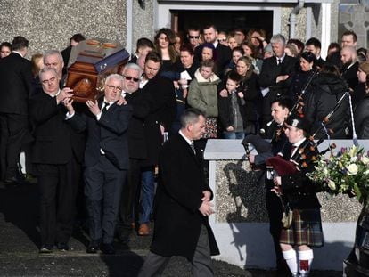 Familiares de Dolores O'Riordan portan este martes el féretro con los restos de la cantante al término de su funeral en Ballybricken.