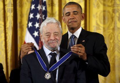El entonces presidente de Estados Unidos, Barack Obama, impone la Medalla Presidencial de la Libertad a Stephen Sondheim, en 2015.