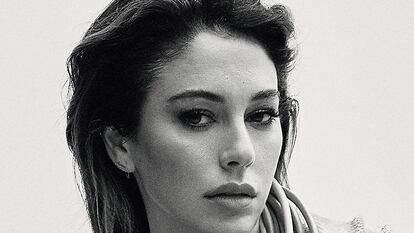 Blanca Suárez lleva collar con piedra de seda plisada, pantalón de seda y blusa de lentejuelas, todo de GIORGIO ARMANI, medias de EMILIO CAVALLINI y sandalias de FERRAGAMO.