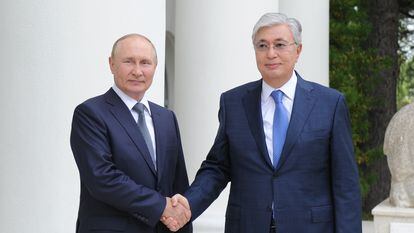 Vladímir Putin (izquierda) y Kasim-Yomart Tokáyev, el pasado agosto en Sochi (Rusia).