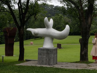 'Oiseau solaire' (Pájaro solar), escultura de Miró de 1986, expuesta en los jardines del museo Chillida Leku junto a obras del artista vasco.