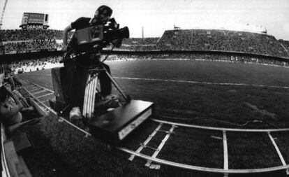 Una cámara de Canal + sobre el 'travelling' en la primera retransmisión deportiva en 1990.