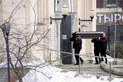 Workers carry Alexei Navalny's coffin, moments before his funeral held this Friday in Moscow. 