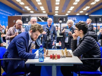 Carlsen y Firouzja, durante su partida en el torneo Tata de Wijk aan Zee (Países Bajos) en 2020