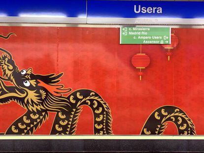 Decoración en la parada de metro de Usera para celebrar el Año Nuevo Chino.