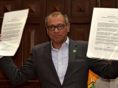 El vicepresidente de Ecuador, Jorge Glas, muestra el decreto que suspende todas sus funciones.