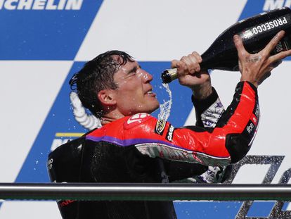 Aleix Espargaró celebra su victoria con espumoso en el podio del circuito de Termas de Río Hondo.