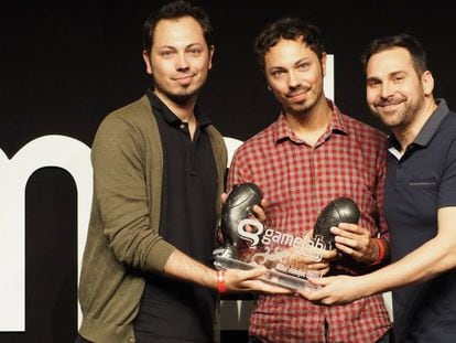 Los triunfadores de los Goya del videojuego, el equipo de 'Bring you home'.