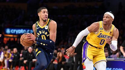 Tyrese Haliburton defiende el balón ante Russell Westbrook durante el partido entre los Pacers y los Lakers la semana pasada.