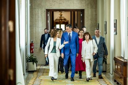 La vicesecretaria general del PSOE y ministra de Hacienda, María Jesús Montero; el presidente del Gobierno y secretario general del PSOE, Pedro Sánchez y la presidenta del PSOE y vicepresidenta del Senado, Cristina Narbona, a su llegada a una reunión con los diputados y senadores socialistas, este miércoles.