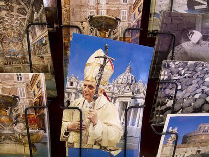 Postales en la plaza de San Pedro, en El Vaticano.