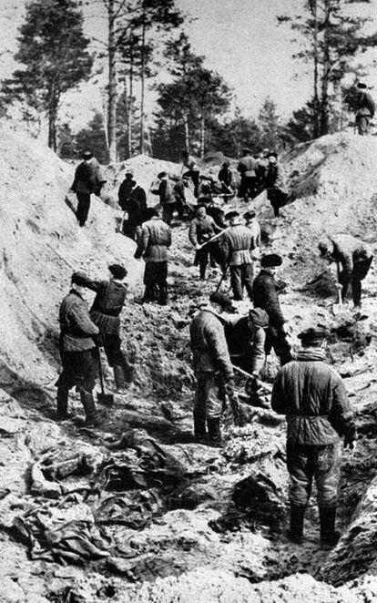 Fotografía histórica tomada el 1 de abril de 1943 en Katyn que muestra a algunos hombres excavando en las tumbas en las que yacen enterrados militares polacos fusilados por el Ejército soviético.