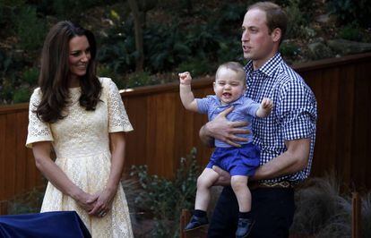 Guillermo de Inglaterra y Kate Middleton, con su hijo Jorge, durante su visita al zoo de Sídney, en julio de 2014.