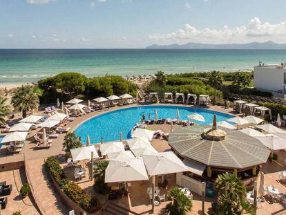 Piscina del hotel Palace de Muro en la playa de Alcudia (Mallorca)