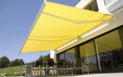 Toldo con brazos extensibles.