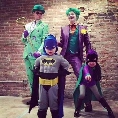 El mundo de Batman. Neil Patrick Harris, como enigma, su marido David Burtka como el Jocker, y sus dos hijos, Batman y Robin.