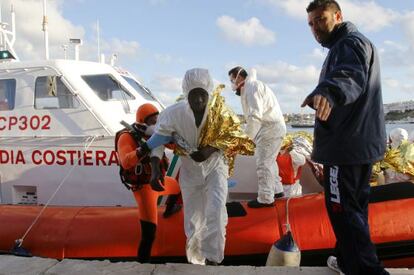 Un inmigrante superviente de un naufragio llega a Lampedusa.