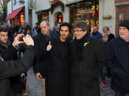 Carles Puigdemont (centro) recorre el centro histórico de Brujas el 25 de noviembre.