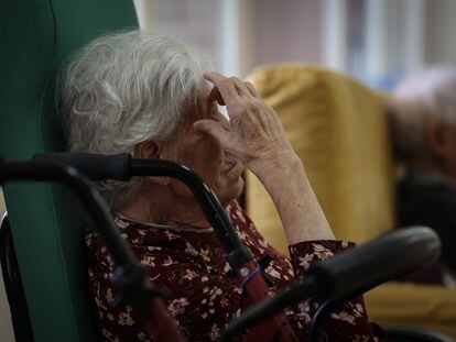 Una mujer descansa en una residencia de ancianos en Toledo.