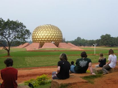 En el epicentro de la ciudad de Auroville, Matrimandir, una cúpula dorada hace de sala de meditación colectiva para sus ciudadanos.
