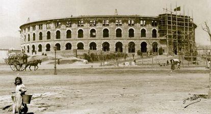 La plaza de Las Arenas, en construcci&oacute;n, poco antes de su inauguraci&oacute;n en 1900, obra de August Font.