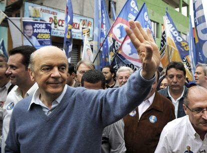 José Serra, candidato presidencial por el Partido Social Demócrata Brasileño (PSDB), visita la favela de Paraisópolis, en São Paulo, Brasil.