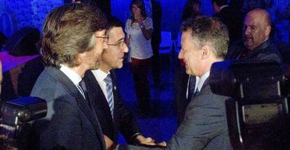 Desde la izquierda, el secretario general del PP vasco, Iñaki Oyarzabal; el 'lehendakari' López y Urkullu en su saludo, durante el acto de conmemoración de los 30 años de EITB, celebrado ayer en las instalaciones de la televisión pública en Bilbao.
