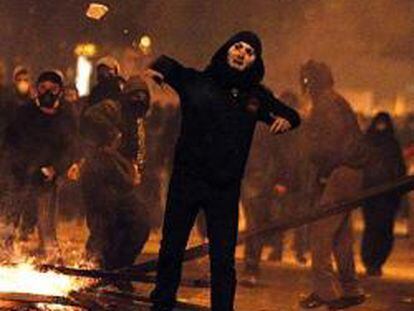 Un manifestante griego se enfrenta a la policía en los disturbios en la noche del 12 de febrero en Atenas.