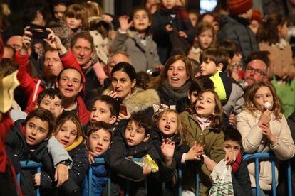 Niños y adultos durante el desfile de los Reyes Magos por las calles de Madrid
