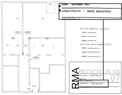 Plano de una segregación y reforma de una nave industrial donde se construyeron tres lofts de forma ilegal. Lleva la firma como arquitecta de Rocío Monasterio, en 2003, cuando todavía no tenía el título.