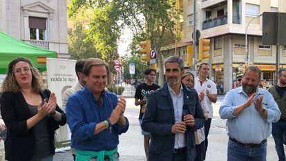 De izquierda a derecha, el portavoz de Vox en el Parlament, Joan Garriga, el candidato de Vox a la alcaldía de Barcelona, Gonzalo de Oro-Pulido, y Liberto Senderos, en el acto de fin de campaña en la plaza Artós de Barcelona el 26 de mayo de 2023.