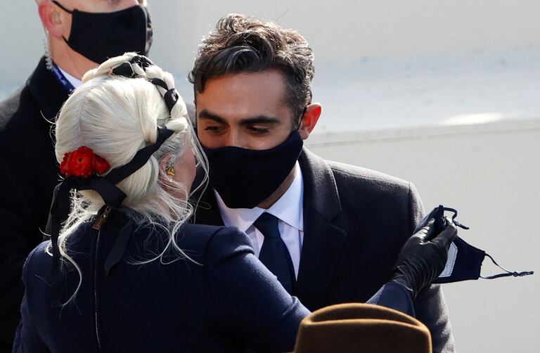Lady Gaga, con su novio Michael Polansky, en el Capitolio.