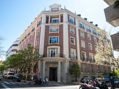 Edificio del número 32 de la calle Padilla de Madrid, propiedad de Ana Gamazo y sus hermanos.