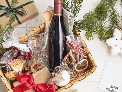 Seleccionamos una variedad de cestas gourmet, tanto de alimentos salados como dulces, que regalar esta Navidad.