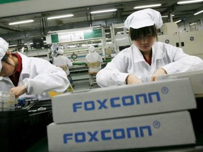 Trabajadores de una f&aacute;brica de Foxconn en la localidad china de Longhua.