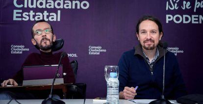 El secretario general de Podemos, Pablo Iglesias (a la derecha), junto al secretario de Organización, Pablo Echenique, durante la reunión de urgencia del Consejo Ciudadano Estatal del partido.