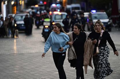 Varias mujeres huían del lugar de la explosión tras el atentado en el centro de Estambul.  