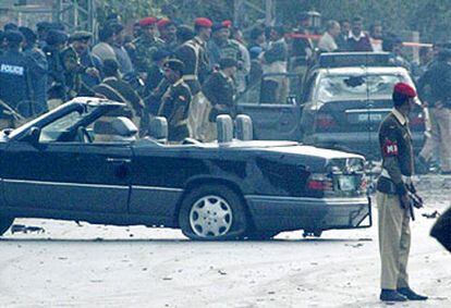 Soldados paquistaníes vigilan el coche del presidente Musharraf tras el intento de asesinato en Rawalpindi.