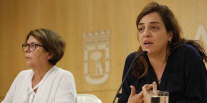 Las concejalas Inés Sabanés y Celia Mayer, tras la Junta de Gobierno del Ayuntamiento.