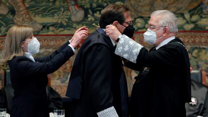 Enrique Arnaldo takes office as the new judge of the Constitutional Court before the outgoing president of the body, Juan José González Rivas, on November 18 in Madrid.
