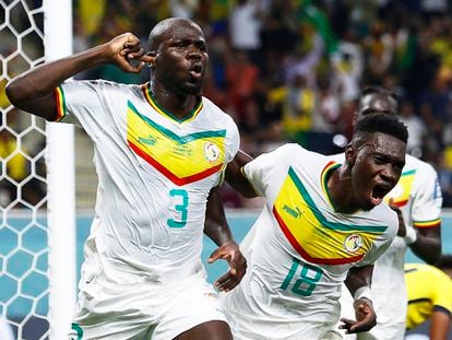 Koulibaly celebra junto a Sarr el gol que le ha dado la clasificación a Senegal.