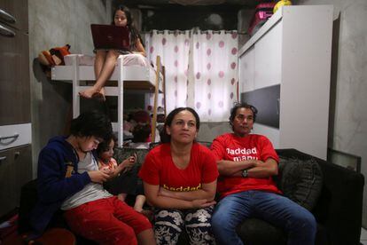 Los partidarios de Haddad, del Partido de los Trabajadores, ven sin alegría los resultados de las elecciones en la televisión, en un edificio ocupado en Sao Paulo.